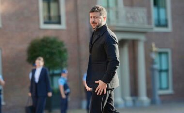 Për herë të parë nga fillimi i pushtimit rus në Ukrainë, Zelensky shfaqet në samitin e NATO-s i veshur me kostum të zi