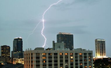 Shkoi në muaj të mjaltit, goditet nga rrufeja – humb jetën burri në Florida